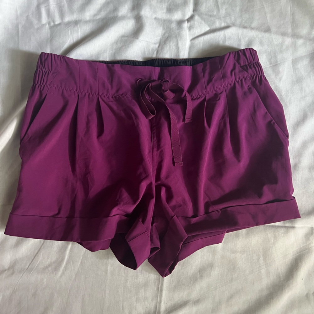Lululemon Chilled Grape Spring Breakaway ll Shorts Size 8 EUC